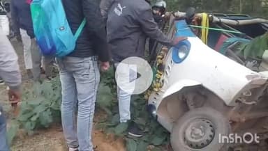 जमुई: भीम बांध से लौट रहा टेंपो पलटा, सभी यात्री सुरक्षित हैं