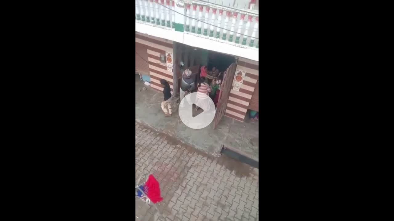 पड़ोसियों ने मां और तीन बेटियों को सड़क पर गिराकर बुरी तरह पीटा,मारपीट की घटना का वीडियो वायरल,#jnsn