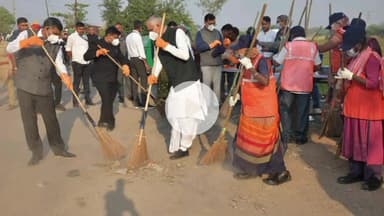 માતર: રાજ્યપાલ દ્વારા દેથલી ખાતે હાથમાં જાડુ લઈ સફાઈ કરી ગ્રામજનોને સ્વચ્છ ભારતનો સંદેશો આપ્યો