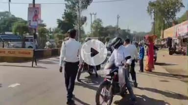 मंदसौर: महाराणा प्रताप चौराहा पर हेलमेट वालों को फूल देकर सम्मान, बिना हेलमेट वालों के काटे चालान