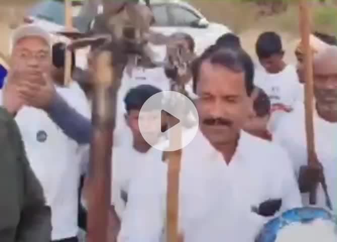 कळवण: कनाशी येथे डोंगर्‍यादेव कार्यक्रमात धरला खासदार भास्कर भगरे यांनी ठेका