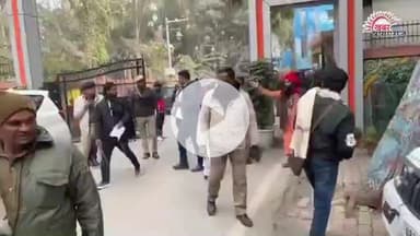 प्रयागराज  मेला प्राधिकरण गेट के सामने ही मेला अधिकारी की कार के आगे लेट गए #साधु #संत ! माघ मेला जमीन आवंटन को ले