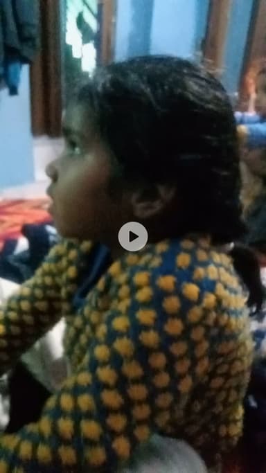 कराके की ठंड में tv देखतो हु बच्चे