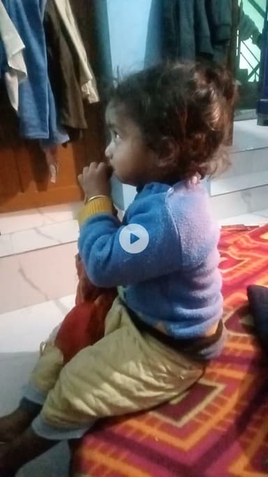 रात के 9:33 हो रहा है कड़ाके की ठंड में tv देखते हुये बच्चे 2 साल का है।