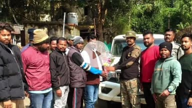 चक्रधरपुर: टोकलो थाना में नए थाना प्रभारी अंकित कुमार से गोपीनाथपुर पंचायत के मुखिया ने की मुलाकात