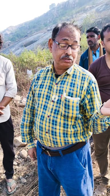 bhande चिरगांव हाईवे श्री महबूब आचार्य जी की माता जी उनके पिता जी उनके भतीजे और चाचा और चाची की कब्रिस्तान को क्षति