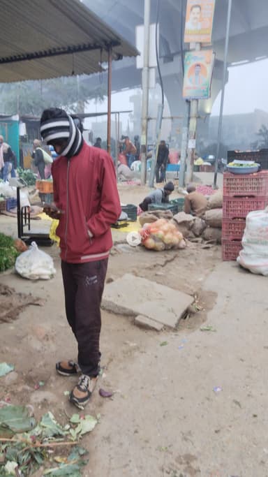 हरहुआ सब्जी मंडी बहुत भीड़ है