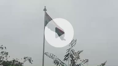 जोधपुर में कलेक्ट्रेट के सामने महावीर उधियान में देश का राष्ट्रीय ध्वज पुरी तरह से फट गया है जोधपुर में प्रशासन के आखो