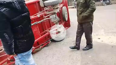 purwa maorawa road par aniyantrit hikar palta aato