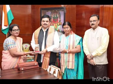 जामखेड: ओडिसा  दौऱ्यावर असताना विधानसभा अध्यक्षा सुरमा पाधी यांची भुवनेश्वर येथे सपत्नीक सदिच्छा भेट  राम शिंदे यांनी घेतली.