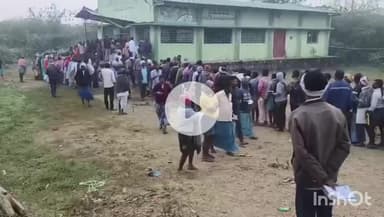 చెన్నారావుపేట: చెన్నారావుపేట రైతు వేదిక వద్ద యూరియా కోసం రైతన్న పడిగాపులు