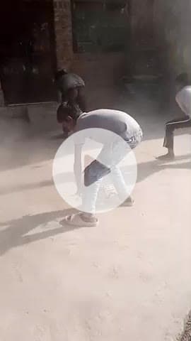 ward number 13 kushma maharajpur karamchariyo ke na aane par bachcho ne kari safai