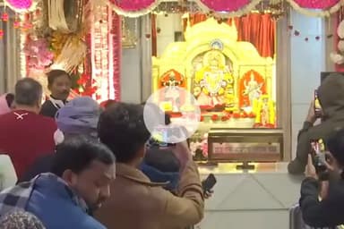 पहाड़गंज: नए साल 2026 के पहले दिन दिल्ली के झंडेवालान मंदिर में श्रद्धालुओं ने की पूजा-अर्चना