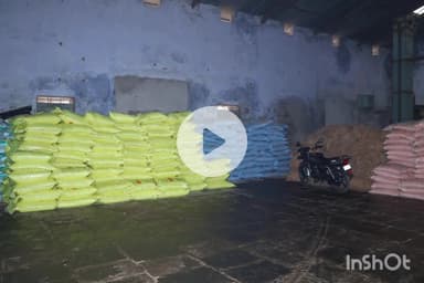 నెక్కొండ: వరంగల్ జిల్లాలోని పలు యూరియా కేంద్రాలను తనిఖీ చేసిన జిల్లా కలెక్టర్ రైతులకు యూరియా సరఫరా అందజేయాలని పిలుపు