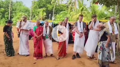 ஏரல்: சாயர்புரம் அருகே தமிழர்களின் பாரம்பரிய உடையான வேஷ்டி சேலை அணிந்து பொங்கல் வைத்து வெளிநாட்டினர் கொண்டாடினர்