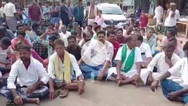 அஞ்செட்டி: ஒகேனக்கல் சாலை குண்டும் குழியுமாக இருப்பதால் நடக்கும் சாலையை விரிவுப்படுத்தி புதிய சாலை அமைக்க வலியுறுத்தி நாட்றம்பாளையத்தில் பொதுமக்கள் சாலை மறியல்