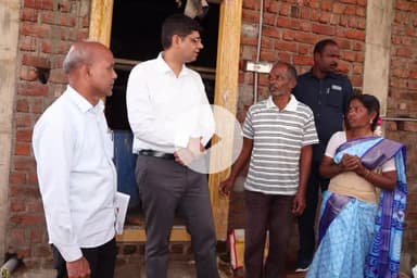 రామారెడ్డి: గిద్ద గ్రామంలో ఇందిరమ్మ ఇళ్ల నిర్మాణ పనుల తీరును ఆకస్మికంగా పరిశీలించి, నాణ్యతతో ఇల్లు నిర్మించుకోవాలి : కలెక్టర్ ఆశిష్