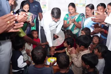 రామారెడ్డి: గిద్ద అంగన్వాడి కేంద్రాన్ని సందర్శించి, అంగన్వాడి చిన్నారులతో కేక్ కట్ చేసి 2026 శుభాకాంక్షలు : కలెక్టర్ ఆశిష్ సాంగ్వాన్