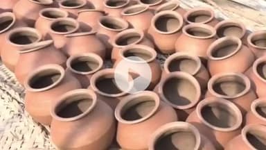 ஏரல்: ஆழ்வார் திருநகரி தென்திருப்பேரை உள்ளிட்ட பகுதிகளில் பொங்கல் பண்டிகையை முன்னிட்டு மண் பானை உற்பத்தி மற்றும் விற்பனை அமோகம்