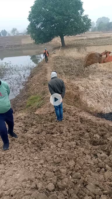 हमारे ग्राम पंचायत कमछ जनपद पंचायत कुसमी जिला सीधी मध्य प्रदेश मशीनों से काम करवाया जा रहा है