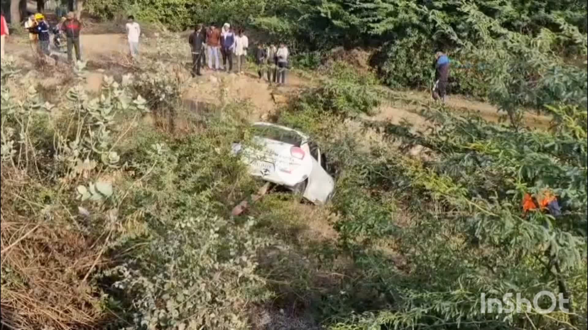 सहाड़ा: गुरला में तेज रफ्तार अनियंत्रित कार डिवाइडर से टकराकर खाई में गिरी, बाल-बाल बचे कार सवार, मची अफरा-तफरी