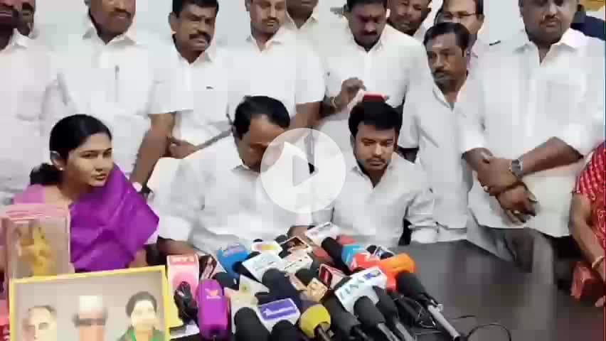 கோபிசெட்டிபாளையம்: கரட்டூர் பகுதியில் தவெக அலுவலகத்தில் பல்வேறு நிகழ்ச்சிகளில் கலந்துபட்ட பின்னர் பத்திரிகையாளர்களை சந்தித்தார் செங்கோட்டையன்