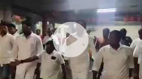 திருச்செங்கோடு: அர்த்தநாரீஸ்வரர் கோயிலில் தவெக கொள்கை பரப்பு செயலாளர் அருண்ராஜ் கிரிவலம் வந்து பக்தர்களுக்கு அன்னதானம் வழங்கினர்