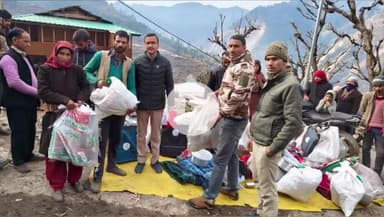 मोरी: जिला प्रशासन ने मोरी के सट्टा गांव के अग्निकांड प्रभावित परिवारों को जरूरत के अनुसार राहत सामग्री वितरित की