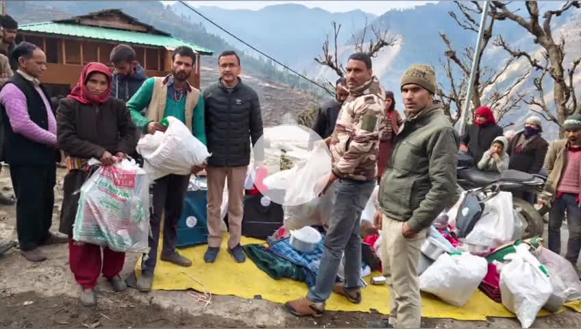 मोरी: जिला प्रशासन ने मोरी के सट्टा गांव के अग्निकांड प्रभावित परिवारों को जरूरत के अनुसार राहत सामग्री वितरित की