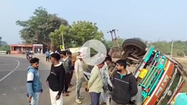 શિનોર: છાણભોઈ બસ સ્ટેન્ડ નજીક તીખા વળાંકે રોલ ભરેલી આઇશર ગાડી પલટી, રેલીંગ તૂટી—ચાલકનો આબાદ બચાવ