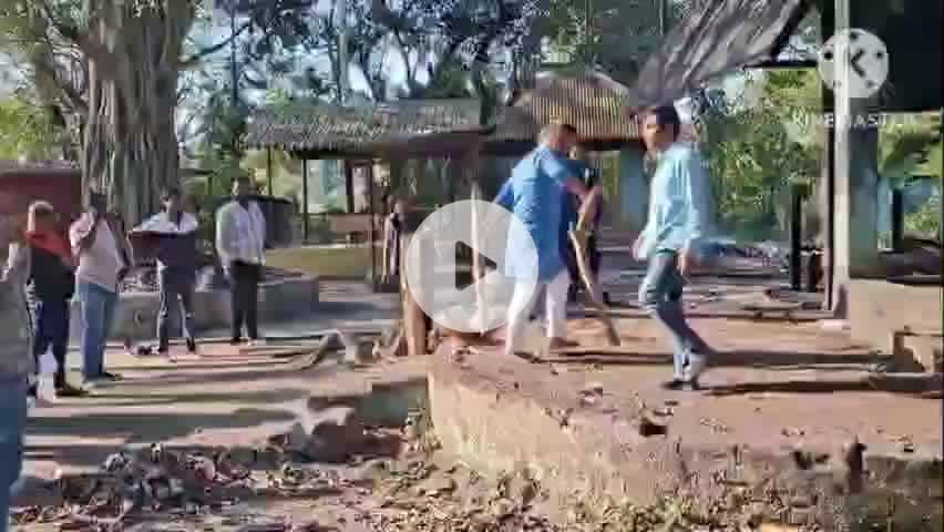মৰিয়নি: এগৰাকী অচিনাক্ত মহিলাৰ মৃতদেহ মৰিয়নি শ্মশানত সৎকাৰ কৰে বিধায়ক ৰূপজ্যোতি কুৰ্মীয়ে