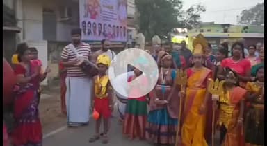 மயிலாடுதுறை: வள்ளலார் கோவிலில் இருந்து மார்கழி மாத வீதி பஜனை நிகழ்ச்சியில், திருப்பாவை திருவெம்பாவை பாடியபடி கும்மி அடித்து, பரதநாட்டியம் ஆடியபடி ஊர்வலமாக சென்றனர்