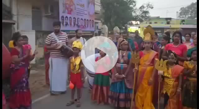 மயிலாடுதுறை: வள்ளலார் கோவிலில் இருந்து மார்கழி மாத வீதி பஜனை நிகழ்ச்சியில், திருப்பாவை திருவெம்பாவை பாடியபடி கும்மி அடித்து, பரதநாட்டியம் ஆடியபடி ஊர்வலமாக சென்றனர்