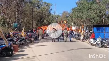 सिसई: #बांग्लादेश के खिलाफ में भारी विरोध! प्रदर्शन में हजारों लोग शामिल, जमकर हुई #नारेबाजी, बंद रहा #सिसई_बाजार