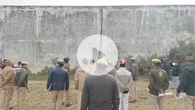 #कन्नौज ज़िले में फ़िल्मी अंदाज़ में ज़िला जेल से दो क़ैदी फरार हो गए। क़ैदियों ने कंबल की रस्सी बनाकर जेल की