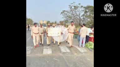 ನಿಡಗುಂದಿ: ಕೂಡಗಿ ಗ್ರಾಮದಲ್ಲಿ ದ್ವಿಚಕ್ರ ವಾಹನ ಸವಾರರಿಗೆ ಹೆಲ್ಮೆಟ್ ಜಾಗೃತಿ ಮೂಡಿಸಿದ ಪೊಲೀಸರು