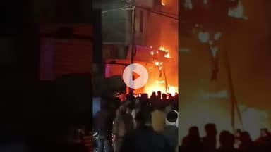 अंबिकापुर के एक मोबाइल दुकान में लगी भीषण आग #duet #khabartamariindia #news #bollywoodsongs