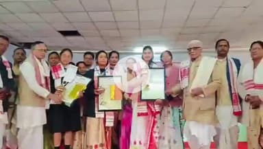 ঢকুৱাখানা ভাগ: ঢকুৱাখনাৰ বাসুদেৱথান নৰোৱা সত্ৰত ৩ শিক্ষাৰ্থীক অচ্যুত চন্দ্ৰ দেৱগোস্বামী আৰু মহেশ চন্দ্ৰ দেৱগোস্বামী সোঁৱৰণী বঁটা প্ৰদান