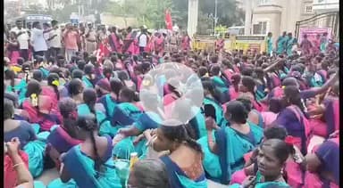 மயிலாடுதுறை: அங்கன்வாடி ஊழியர் மற்றும் உதவியாளர் சங்கம் சார்பில் மயிலாடுதுறை மாவட்ட ஆட்சியர் அலுவலகம் எதிரே சாலை மறியல் போராட்டம் நடைபெற்றது