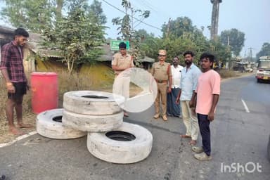 వేపాడ: వాహనదారులు విధిగా రోడ్డు భద్రతల నియమాలు పాటించాలి : వల్లంపూడి సబ్ ఇన్స్పెక్టర్ సుదర్శన్