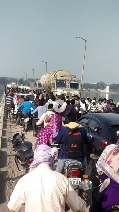 गिधौरी का ये हाल आजकल।
रोड में पानी भर गया है।बहुत ही कीचड़ हो गया है