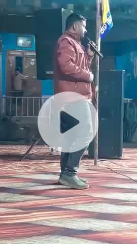 कितने भोले हैं हम! नेता लोग कुर्सी छोड़ना नहीं चाहते और हम हैं कि कुर्सी पर बैठना नहीं चाहते!