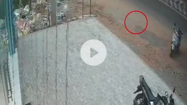 ஸ்ரீவைகுண்டம்: ஸ்ரீவைகுண்டத்தைச் சார்ந்த ஐயப்ப பக்தர்கள் கீழே கிடந்த 19000 மீட்டு உரிமையாளரிடம் ஒப்படைத்தனர்