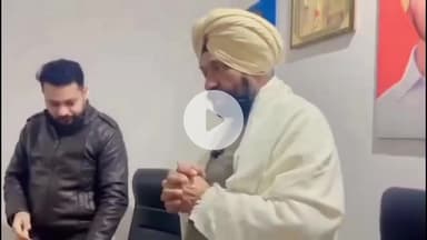 ਚਮਕੌਰ ਸਾਹਿਬ: ਚਮਕੌਰ ਸਾਹਿਬ ਤੋਂ ਵਿਧਾਇਕ ਡਾ ਚਰਨਜੀਤ ਸਿੰਘ ਵੱਲੋਂ ਹਲਕੇ ਦੇ ਯੂਥ ਵਿੰਗ ਦੇ ਅਹੁਦੇਦਾਰਾਂ ਨੂੰ 10 ਲੱਖ ਦੇ ਮੈਡੀਕਲ ਕਾਰਡ ਬਾਰੇ ਜਾਣਕਾਰੀ