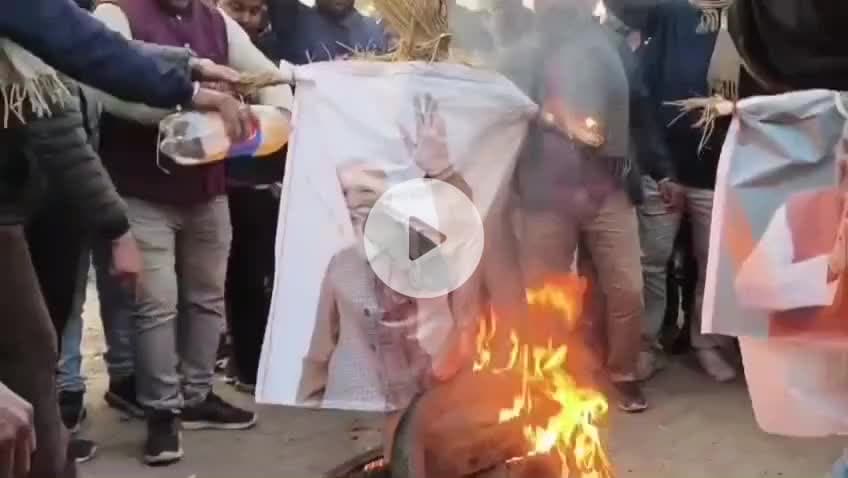 দাঁতন ২: দাঁতনে প্রধানমন্ত্রীকে পুড়িয়ে প্রতিবাদ তৃণমূল!