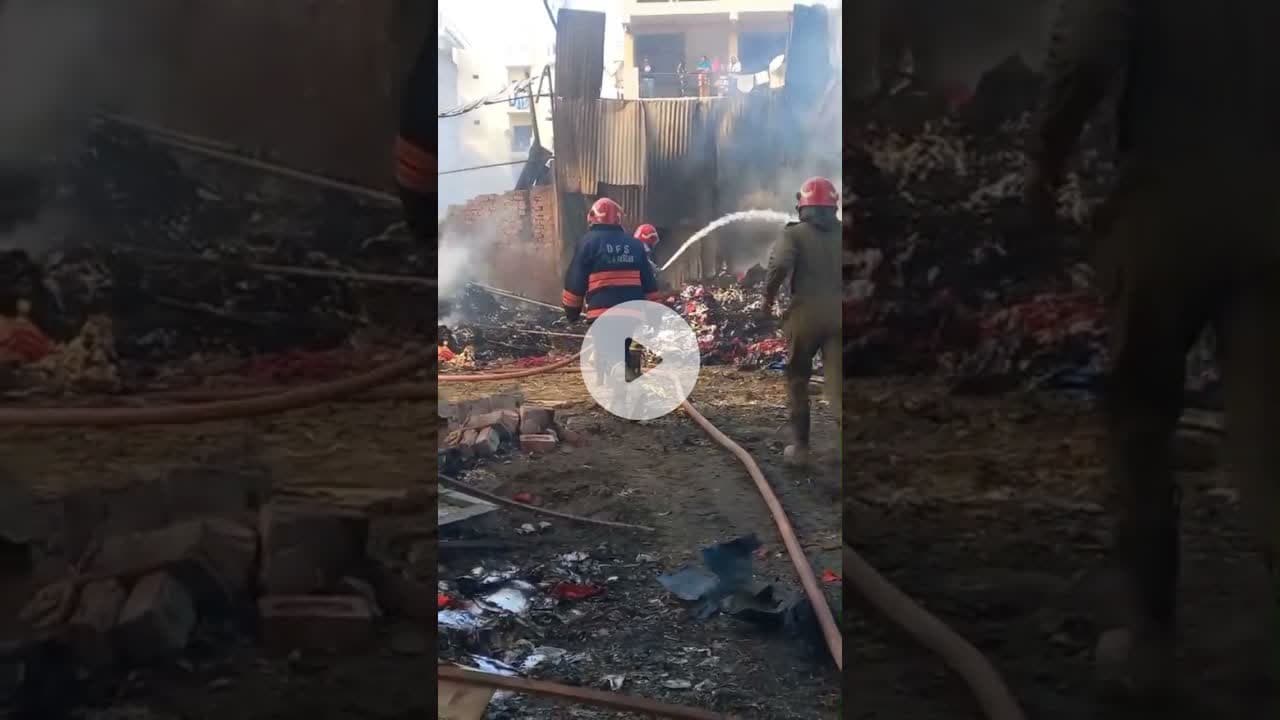 Kapashera इलाके में कपड़े के कट्टर के गोदाम में लगी भीषण आग #rsoninews #FireNews #delhinews #news