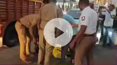 தாராபுரம்: ரேஷன் கார்டு இருந்தும் பொங்கல் பரிசு தொகுப்பு கிடைக்கவில்லை என தாராபுரம் பூக்கடை கார்னரில் போராட்டத்தில் ஈடுபட்டவரால் பரபரப்பு