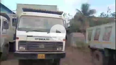 आजरा: शिये फाटा येथे अवैधरित्या वाहतूक करणारे डंपर तपासणीदरम्यान शासकीय अधिकाऱ्यांना धमकी; एकावर गुन्हा दाखल