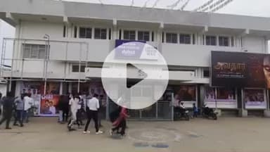 ஆற்காடு: ஆற்காடு லட்சுமி திரையரங்கில் பராசக்தி திரைப்படத்தின் சிறப்புக் காட்சியில் ரசிகர்கள் யாரும் அதிக அளவில் இல்லாததால் வெறிச்சோடிய திரையரங்கம்