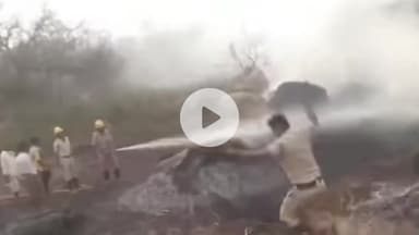 ಸಂಡೂರು: ಗಿರೆನಹಳ್ಳಿ ಗ್ರಾಮದಲ್ಲಿ ಆಕಸ್ಮಿಕ ಬೆಂಕಿ ಬಿದ್ದು, ಎರಡು ಹುಲ್ಲಿನ ಬಣ್ಣವೆಗಳು ಬೆಂಕಿಗೆ ಭಸ್ಮ